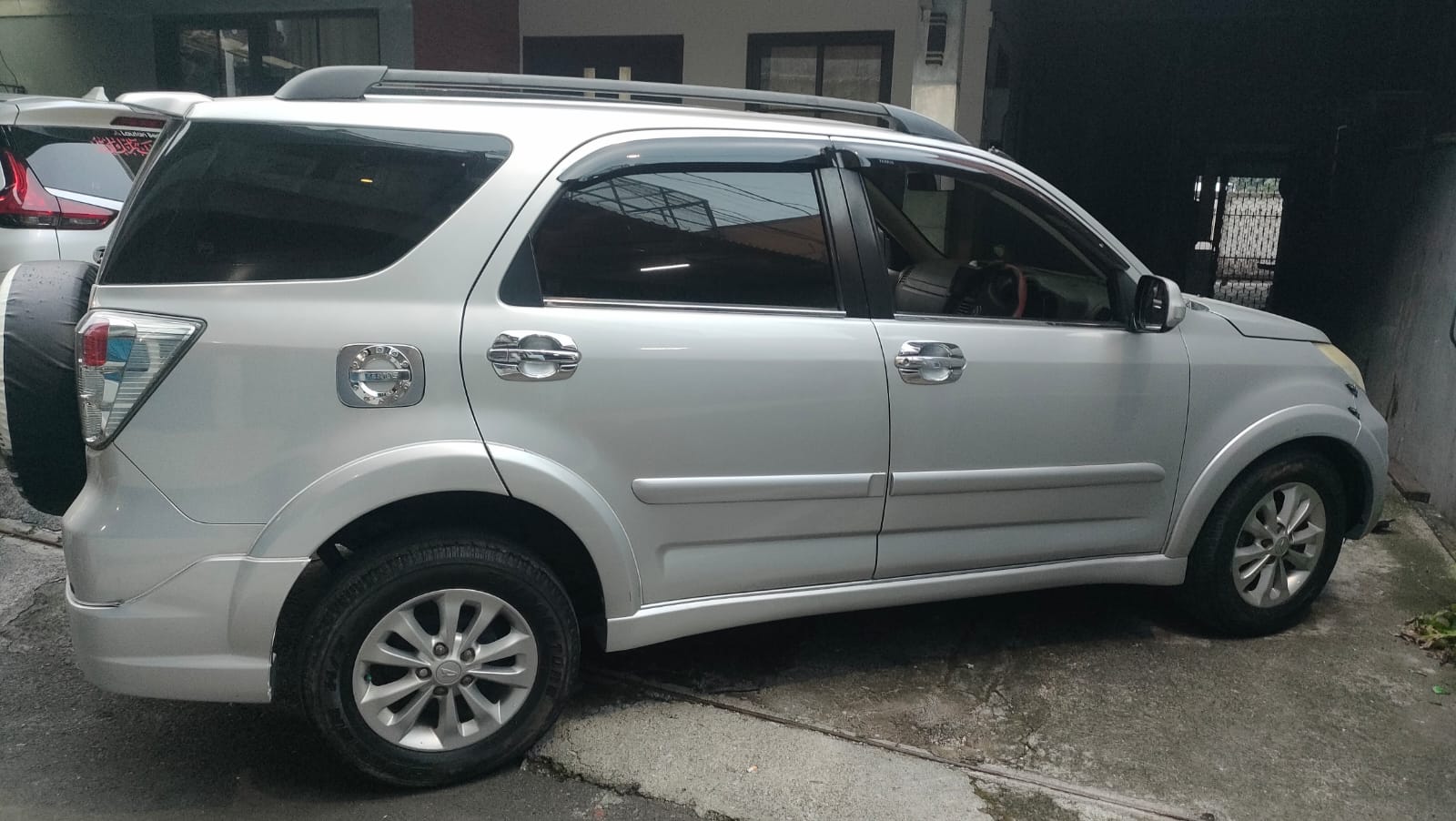 Tampak Kanan Daihatsu Terios TX 2012