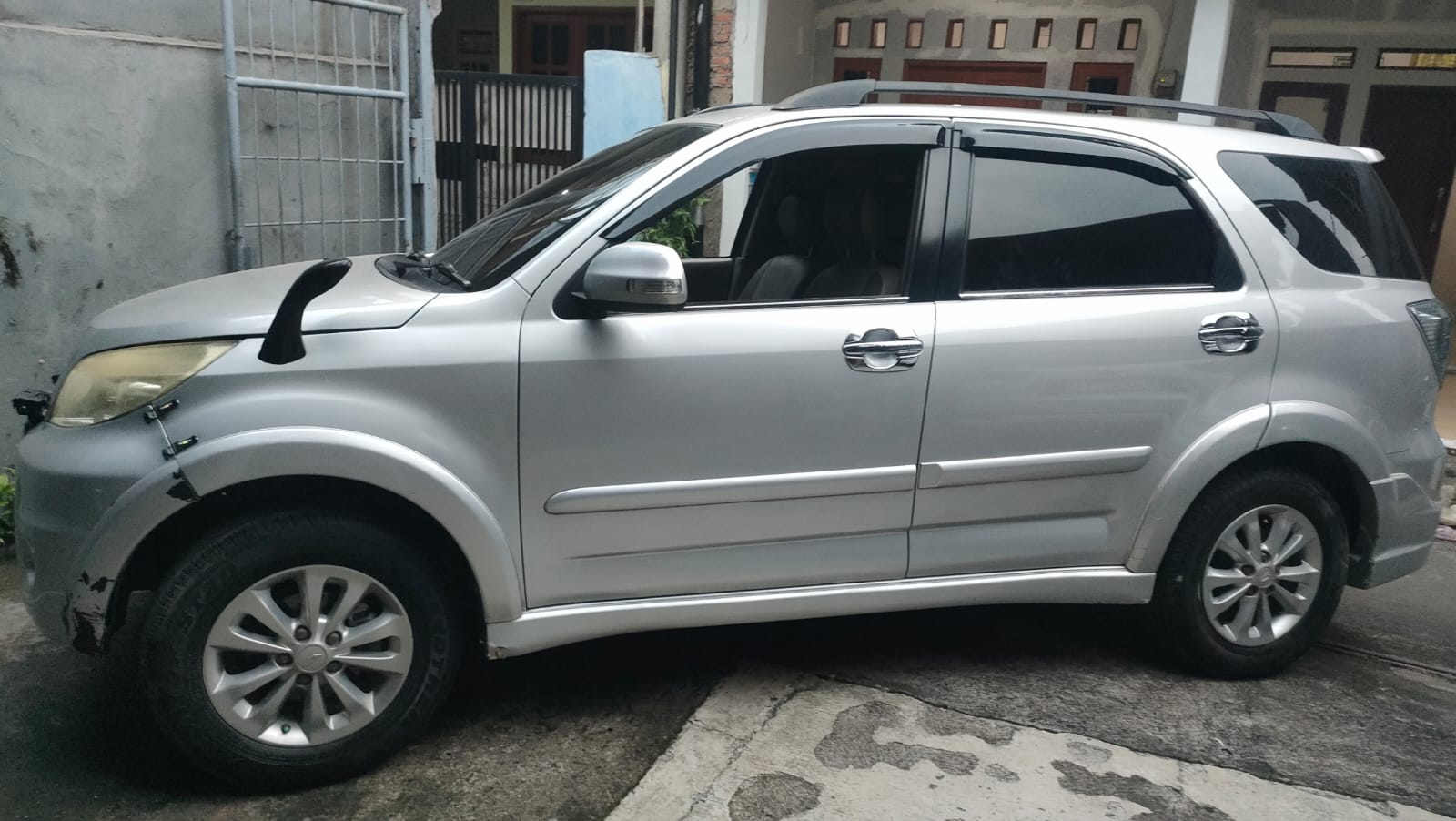 Tampak Kiri Daihatsu Terios TX 2012